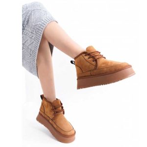 Велурени дамски боти TRENDELLA, носени от модел - кафяви