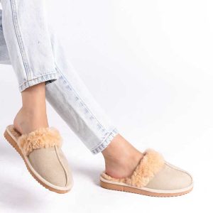 Дамски зимни чехли Trendella - бежови, носени на крака